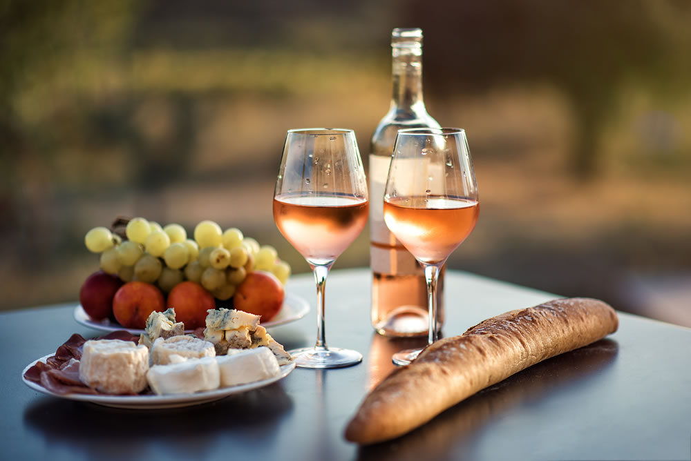 bigstock-Bottle-Of-Rose-Wine-And-Two-víno