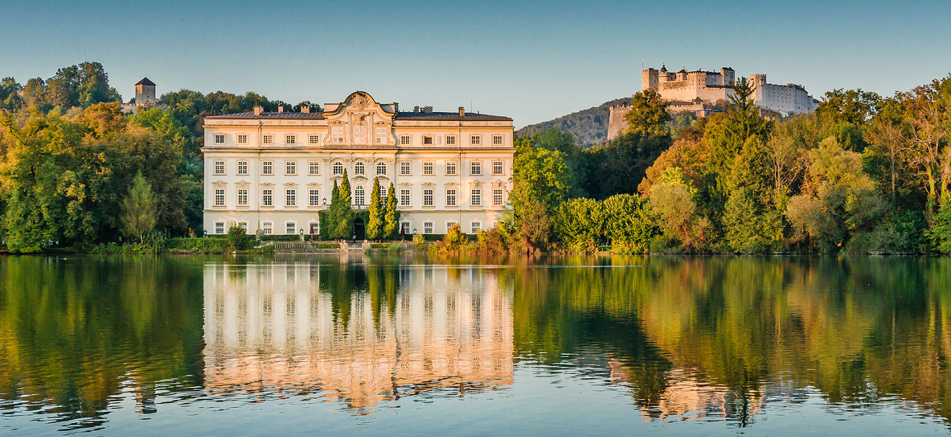 Slávny zámok Schloss Leopoldskron, miesto konania módnej prehliadky Karla Lagerfelda s kolekciou Paris-Salzburg na predstavenie novej módnej kolekcie Chanel Métiers d'Art 2014/15 v Salzburgu, Rakúsko, pri západe slnka.