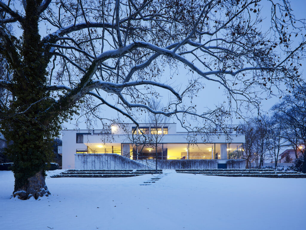 Pohľad na Vilu Tugendhat zo záhrady – modernistická architektúra v zime.