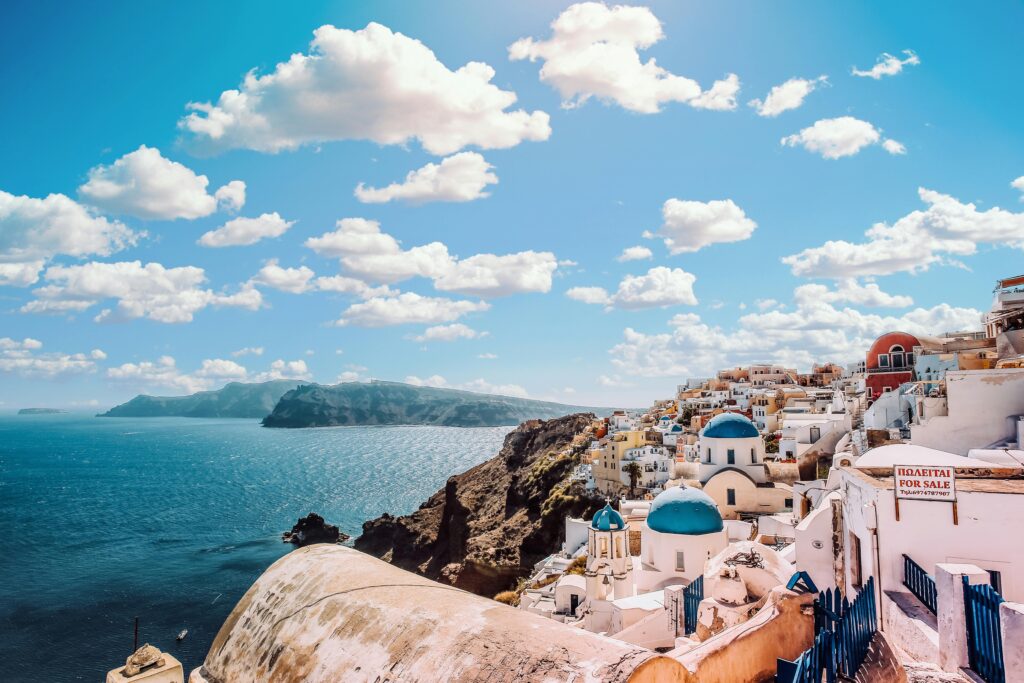 Výhľad z bazéna v Athina Luxury Suites na kalderu Santorini