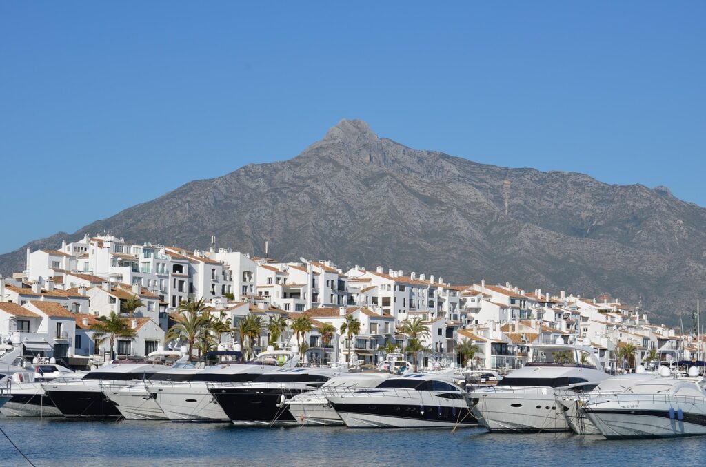 Puerto Banús stáva neoficiálnym zrazom celebrít.