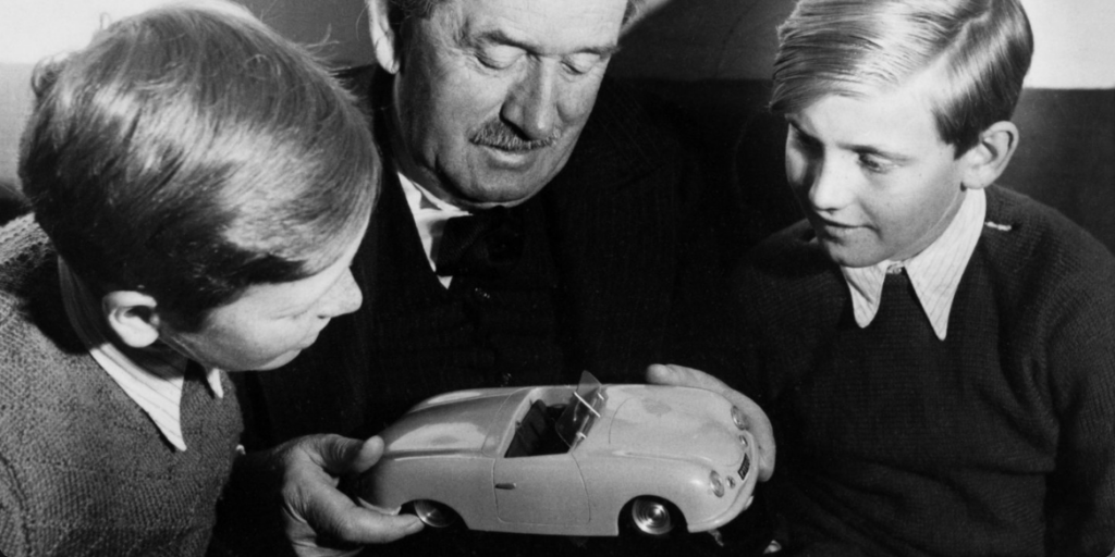 1948: Ferdinand Porsche so svojimi vnukmi Ferdinandom Alexandrom Porsche (vľavo) a Ferdinandom Piëchom.
