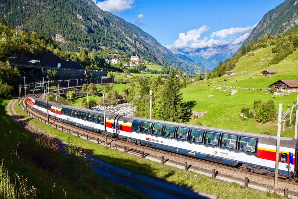 Gotthard Panorama Express v Akoách