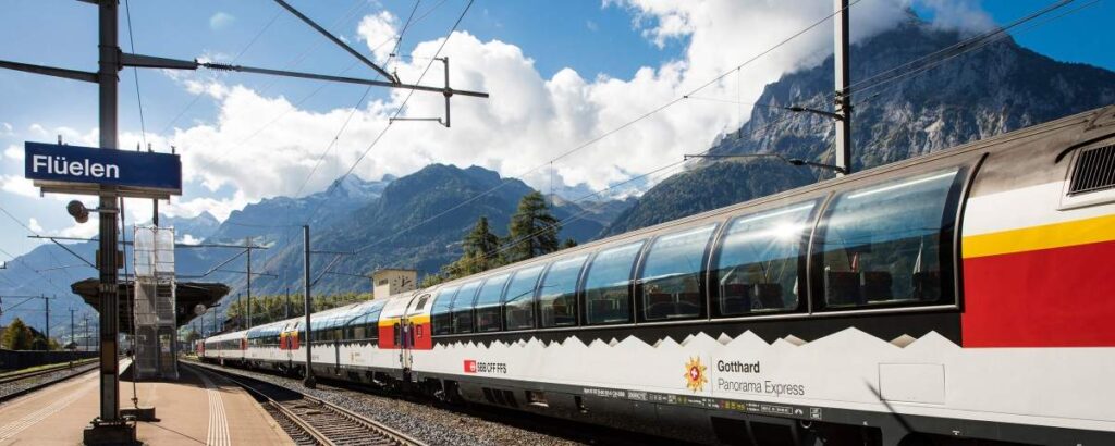 Gotthard Panorama Express v stanici Fluelen