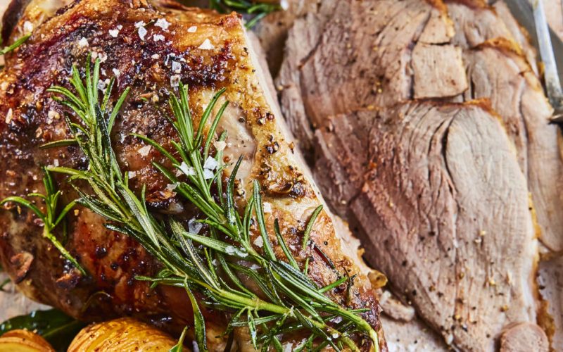 Recept na Veľkonočné jahňacie stehno so zemiakmi Hasselback a salsa verde
