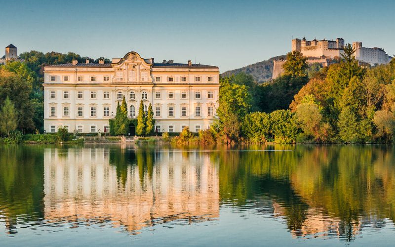 Slávny zámok Schloss Leopoldskron, miesto konania módnej prehliadky Karla Lagerfelda s kolekciou Paris-Salzburg na predstavenie novej módnej kolekcie Chanel Métiers d'Art 2014/15 v Salzburgu, Rakúsko, pri západe slnka.