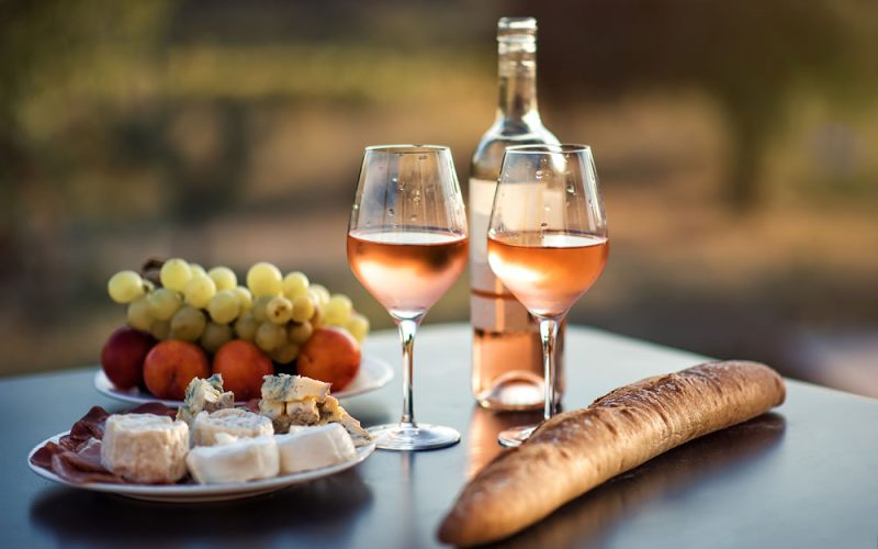 bigstock-Bottle-Of-Rose-Wine-And-Two-víno