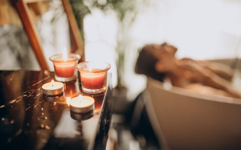 Domáci wellness. Žena relaxuje v kúpelni.